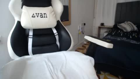 Snapshot of evans_king chatting on February 20, 6:35 pm Evan online show from February 20, 6:35 pm