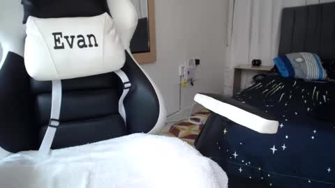 Snapshot of evans_king chatting on December 6, 6:39 pm Evan online show from December 6, 6:39 pm