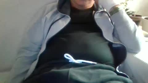 Snapshot of folletto1 chatting on March 11, 2:40 pm folletto1 online show from March 11, 2:40 pm