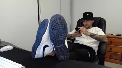 Snapshot of fraser_guilen chatting on February 24, 12:59 pm Fraser online show from February 24, 12:59 pm