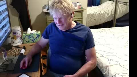 Snapshot of gethyn chatting on October 12, 2:27 am Gethyn online show from October 12, 2:27 am