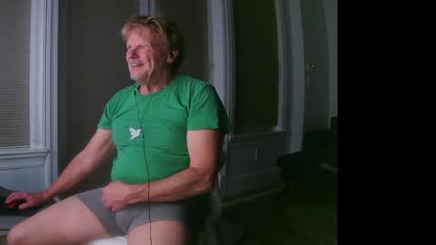 Snapshot of gethyn chatting on December 9, 6:02 am Gethyn online show from December 9, 6:02 am