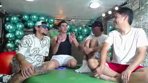 THOMAS AND DAMIAND online show from February 12, 8:18 pm