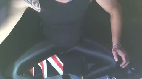 YOUNEEKWAYSTOPLEASEYOU online show from October 19, 7:39 pm