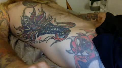 Snapshot of hippybiker chatting on December 5, 2:20 am hippybiker online show from December 5, 2:20 am