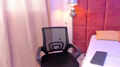 Snapshot of hugo_cano chatting on October 22, 8:34 pm Hugo Cano online show from October 22, 8:34 pm