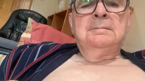 Snapshot of ian53a chatting on October 27, 9:44 am ian53a - mature UK man for same online show from October 27, 9:44 am