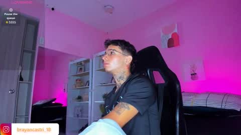 Snapshot of ian_castillo_ chatting on October 22, 11:25 am IAN CASTILLO online show from October 22, 11:25 am