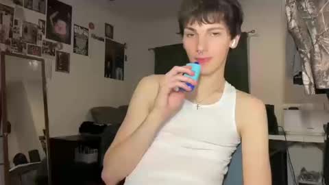 Snapshot of its_rowan chatting on October 16, 1:24 am Rowan online show from October 16, 1:24 am