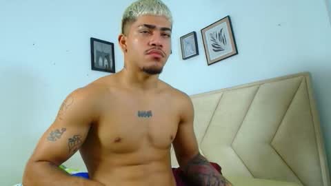 izaack online show from October 31, 2:31 pm