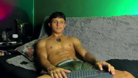 Snapshot of jamesgolden_ chatting on September 18, 1:40 am jamesgolden_ online show from September 18, 1:40 am