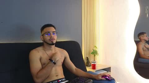 Snapshot of jaybrown_1 chatting on October 4, 4:39 am Jay online show from October 4, 4:39 am