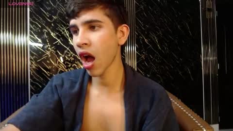 joshua_saenz_ online show from April 11, 3:57 am