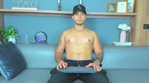 Snapshot of juan_muscle chatting on February 12, 3:40 am juan_muscle online show from February 12, 3:40 am