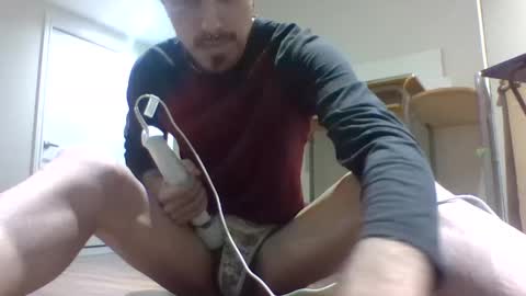 Snapshot of julianjj2001 chatting on December 7, 2:20 am julianjj2001 online show from December 7, 2:20 am