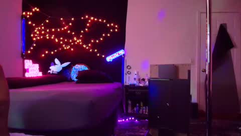 Eetantungfuk Mias online show from February 8, 11:01 am