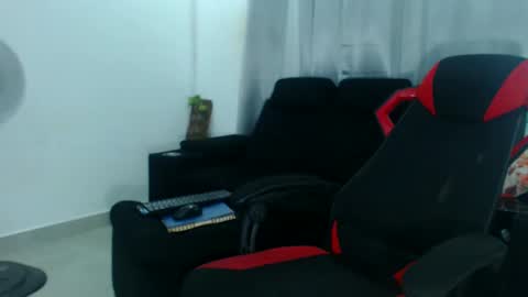 Snapshot of kerlinn2711 chatting on January 18, 7:37 am dany wolf002 online show from January 18, 7:37 am