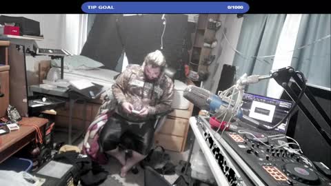 Snapshot of kinkybiguy14 chatting on September 15, 11:22 am Kinky Cassie online show from September 15, 11:22 am