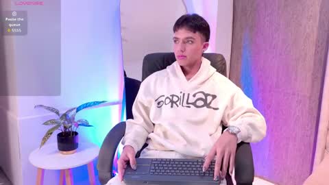 leohard_ online show from April 13, 1:50 am