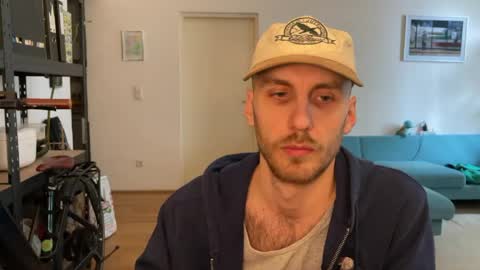 Leon online show from March 27, 1:01 pm