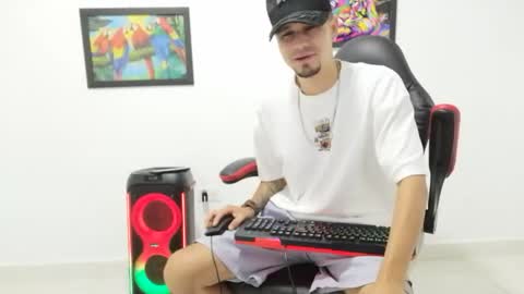 Snapshot of liam_andres12 chatting on October 22, 10:46 pm Andres online show from October 22, 10:46 pm