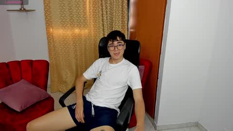 Snapshot of liam_orion chatting on February 22, 7:10 pm LIAM online show from February 22, 7:10 pm