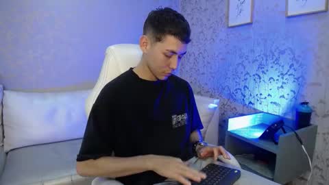 Loganfoster  online show from December 13, 8:37 pm