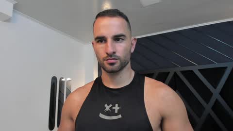 Snapshot of lorenzo_walker_ chatting on January 22, 5:17 pm L O R E N Z O Thumbs Up help online show from January 22, 5:17 pm