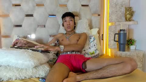 Snapshot of lucass_blaze chatting on October 17, 10:25 pm Lucas  online show from October 17, 10:25 pm