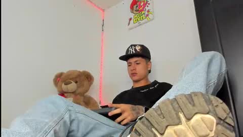 mateo_escobar online show from November 7, 3:43 am