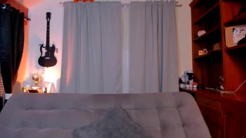 Snapshot of max_dic1 chatting on January 30, 1:44 am max D. online show from January 30, 1:44 am