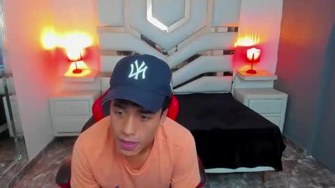 Max online show from November 3, 7:59 pm