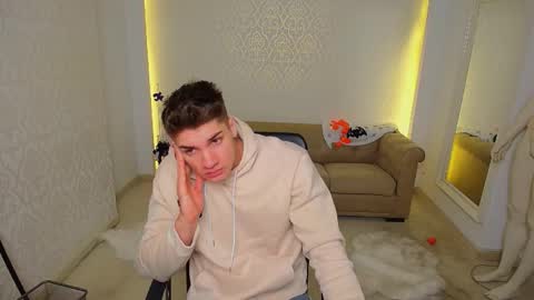 MaxKaiden online show from November 3, 6:06 am