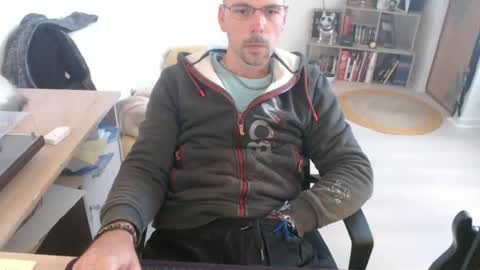 Snapshot of mikmik91 chatting on October 1, 9:46 am mikmik91 online show from October 1, 9:46 am