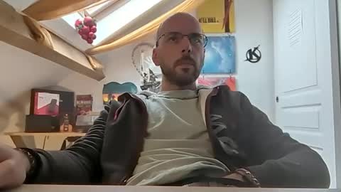 Snapshot of mikmik91 chatting on December 18, 11:02 am mikmik91 online show from December 18, 11:02 am