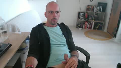 Snapshot of mikmik91 chatting on September 10, 2:16 pm mikmik91 online show from September 10, 2:16 pm