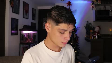 Snapshot of morgan_hiller chatting on December 15, 10:48 pm   online show from December 15, 10:48 pm