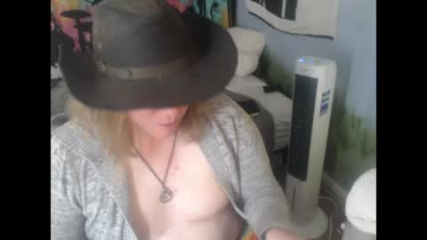 mr_strawberry online show from April 16, 10:23 pm