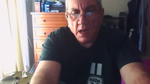 Snapshot of nionios67 chatting on October 22, 2:21 pm Dennis online show from October 22, 2:21 pm
