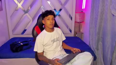 NOAH SMITH online show from February 26, 11:39 pm