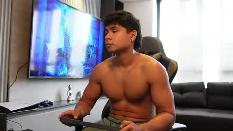 Oliver bray online show from April 7, 9:04 pm