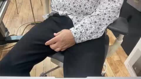 onlocationnyc online show from November 8, 3:37 pm