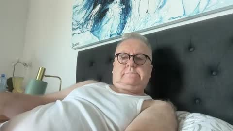 ozhairybearxxxx online show from February 7, 1:04 am