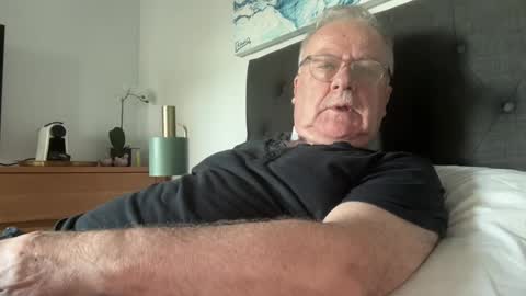 ozhairybearxxxx online show from December 11, 7:21 pm