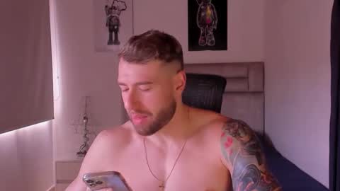 PAUL ROGER online show from November 1, 5:28 pm