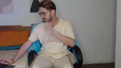 Snapshot of peter_x_annaud chatting on October 19, 11:02 am FELIPE online show from October 19, 11:02 am