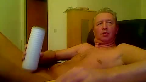 Snapshot of reini7211 chatting on December 30, 3:35 pm reini7211 online show from December 30, 3:35 pm