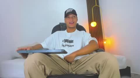 Ricky  online show from February 25, 7:03 pm