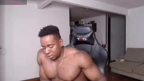 Snapshot of rogger_physique chatting on January 23, 3:05 am Rogger online show from January 23, 3:05 am