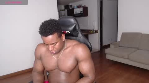 Snapshot of rogger_physique chatting on March 4, 5:42 am Rogger online show from March 4, 5:42 am